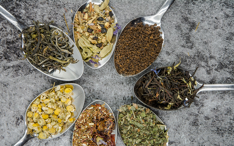 Cucharas con diferentes plantas para hacer infusiones