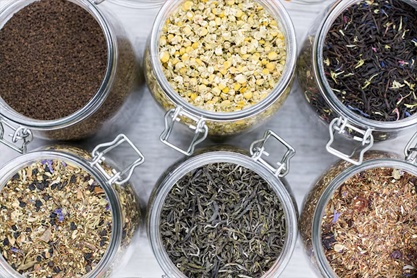 Tarros de vidrio con tés y otras infusiones